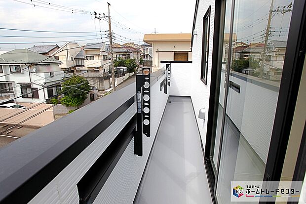【ベランダ】広々としたバルコニーを設置しております!心地よい陽射しや暖かな風を楽しむことが出来ます♪