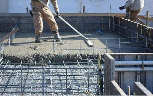 【【ベタ基礎】】基礎の床面と立ち上がり部分が一体となっており、鉄筋コンクリートでつくられた強固な基礎です。面全体で揺れを抑えつけ建物の荷重を均等に受けられるので、地面に沈み込む力を小さくすることができます。幅は150mm、高さは400mm。地面をコンクリートで覆うので地面から上がってくる湿気を防ぎ、シロアリの侵入も防ぎます。