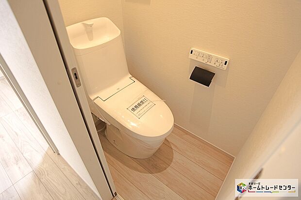 【トイレスペース】窓付きのトイレスペース!採光もあり明るく、快適空間となっております♪毎日使う場所だからこその配慮です!また、換気環境も良好です♪