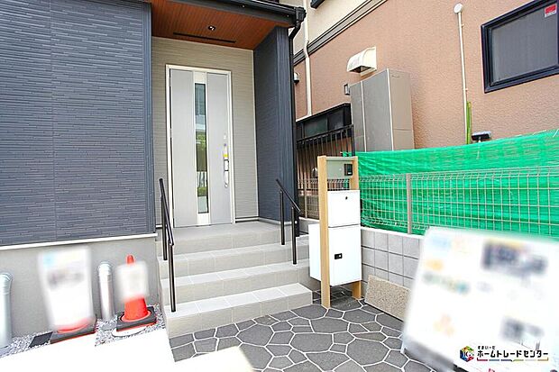 【玄関】子育て世帯に安心の住環境です!「不動丸小学校」まで徒歩9分☆「あたご公園」までは徒歩1分☆
