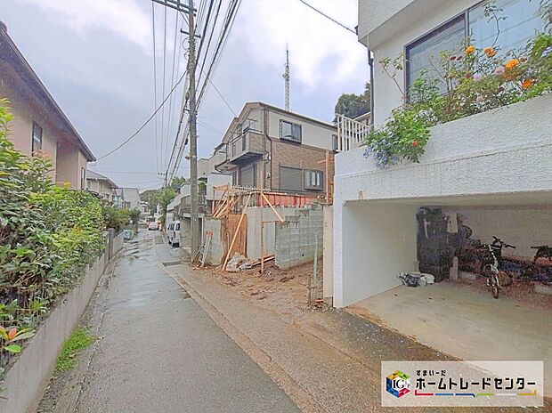 【前面道路含む現地写真】閑静な住宅街に立地します♪「まいばすけっと」やコンビニ、公園や小学校が徒歩７分圏内に揃う、暮らしやすい住環境です♪