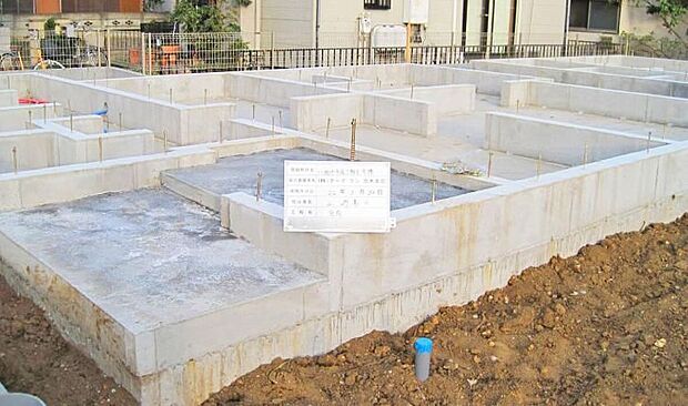 【☆ベタ基礎☆】面で支える耐震性のあるベタ基礎。また、基礎幅150mmと基準値の120mmよりも厚くし、より地震に強い住まいを実現できます。