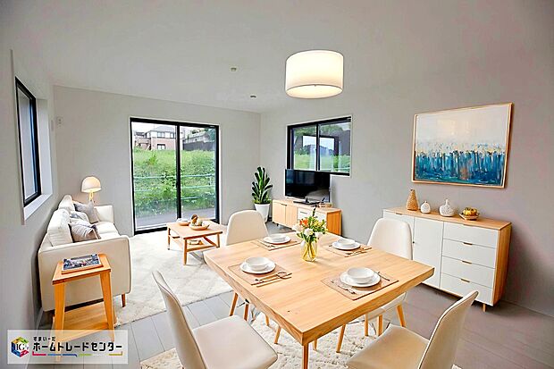【リビング】現況の物件写真に、CG による画像処理を行っています。家具、家電、照明器具、小物、カーテン、その他のイメージはCG です。
