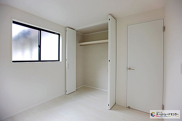 【洋室】全居室に収納を完備しておりますので、いつでもお部屋をすっきりとお使い頂けそうです。自分好みのインテリアやレイアウトを考えるのも楽しみです。