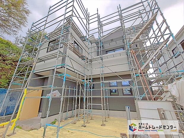 【1号棟　現地外観写真】東急田園都市線「青葉台」駅バス７分「中谷都」停歩５分です。全２棟　新築分譲住宅です！