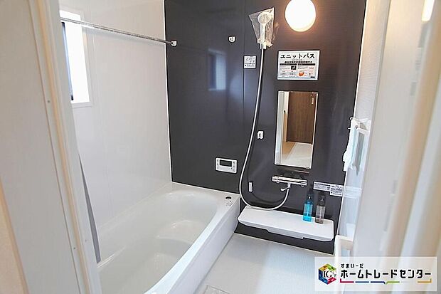 【浴室】窓付きバスルームは、採光もあり、明るく落ち着いた雰囲気のゆったり寛げる空間！日中の入浴も気持ちよくお使い頂けます♪窓があることで、換気環境も良好！掃除もスムーズに出来ます♪