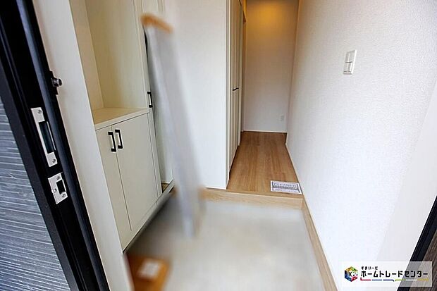 【☆　玄関　☆】コの字型の玄関収納を採用。多くの靴を収納できる上、飾り棚を利用して、お越しいただくお客様をおもてなしできます。