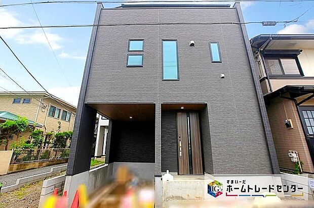 【☆　カースペース１台　☆】カースペースは嬉しいコンクリート仕上げとなっております。雨の日も足元を気にせず外出できます。自転車を置く際も快適です。