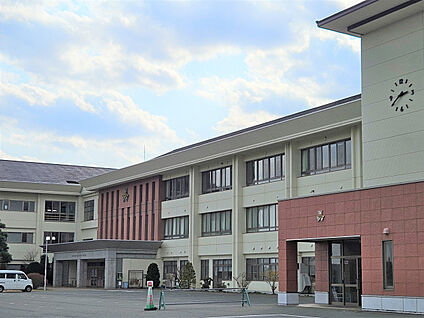 矢巾町立矢巾中学校 現地から1360m～1470m。(徒歩17分～19分。)