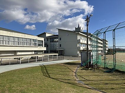 大和町立大和中学校 現地から1460m～1560m。(徒歩19分～20分。)