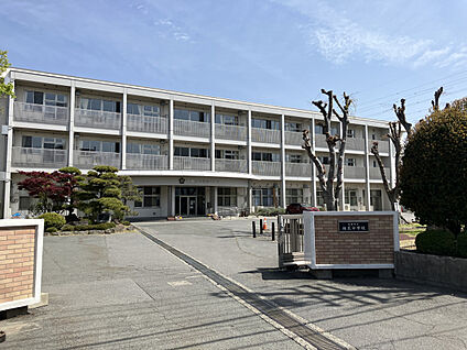 長野市立裾花中学校 現地から400m～450m。(徒歩5分～6分。)