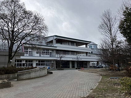 長野市立緑ヶ丘小学校 現地から840m。(徒歩11分。)