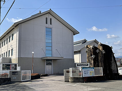 香美市立美術館 現地から285m～350m。(徒歩4分～5分。)