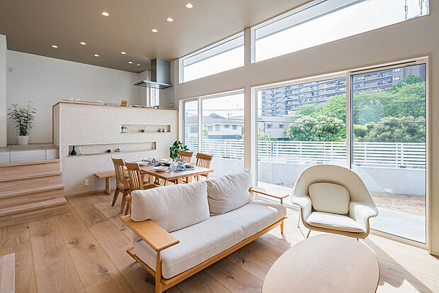 【内観施工例(LDK)】日光をたっぷりと取りこめるリビングでゆったりと過ごしませんか?子供たちが元気に笑いながら走り回っている姿が目に浮かぶ空間です