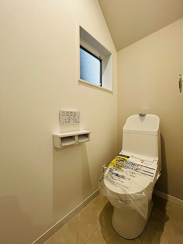 【トイレ（温水洗浄便座）】温水洗浄便座完備の洋式トイレ。手元で操作できる壁面リモコンで快適な使い心地。