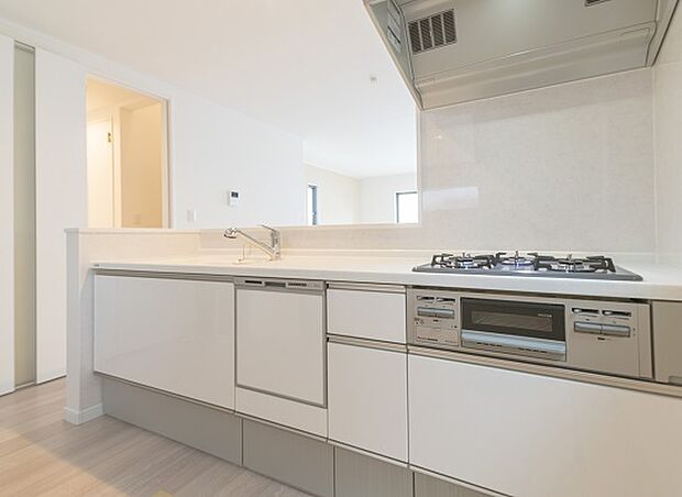 【キッチン（イメージ画像）】高機能システムキッチン。キッチンからホールへ出られるプランで家事ラク動線です♪※イメージの為実際と異なる場合があります。号棟により異なります。