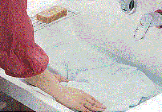 【洗面台（イメージ画像）】広々平らな底面なので、つけ置き洗いなど家事でも大活躍します。※イメージのため実際と異なる場合があります。