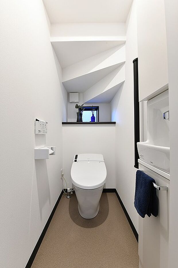 【1階トイレ（2号棟）】トイレに近づくと自動でふたが開き、離れると閉まるオート開閉。使用後は自動で便器洗浄。毎日使うトイレだから想像以上に快適です。