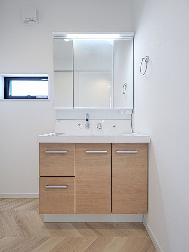 【洗面化粧台（２号棟）】三面鏡で収納も抜群。人造大理石　ボウル一体型カウンターなのでお掃除もラクラク。