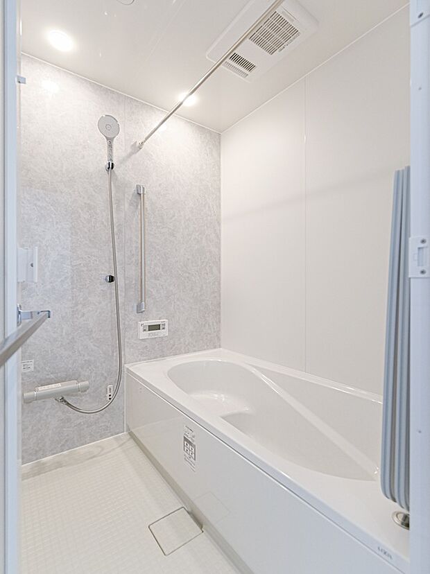 【浴室（２号棟）】浴室暖房換気乾燥機で快適な入浴をサポートします。