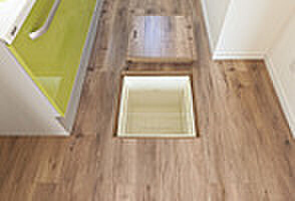 【キッチン床下収納(当社施工例)】キッチン床下に収納スペースを設け季節ものの家電などの収納に便利です。※イメージの為実際と異なる場合があります。