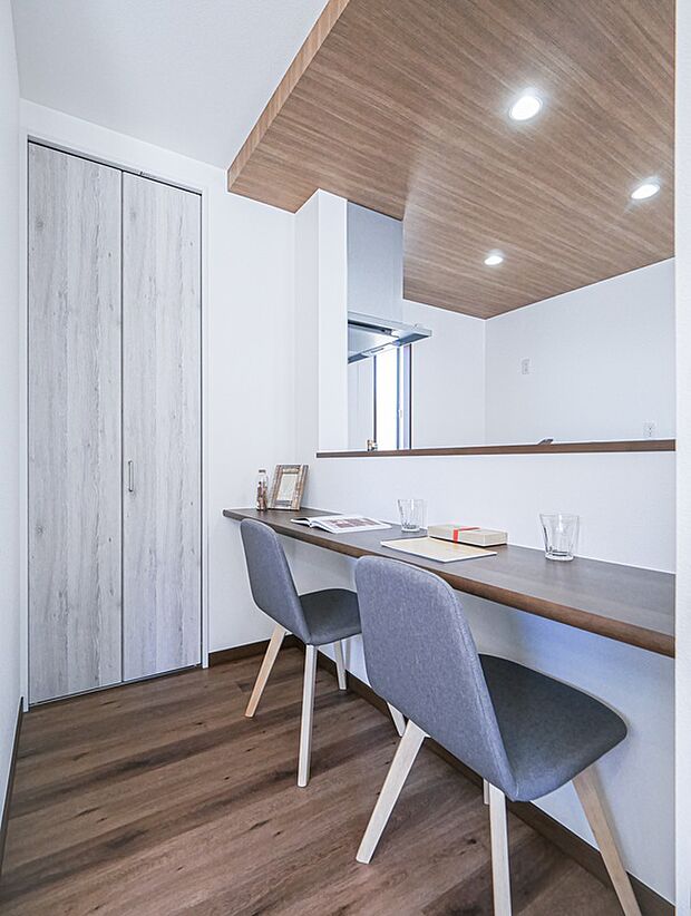 【カウンター(当社施工例)】リビング内にカウンターを設け、お子様のお勉強や家族の趣味・仕事のスペースにできて便利です。小さなお子様がいる家庭でも目が届き安心!※イメージの為実際と異なる場合があります。号棟により異なります。