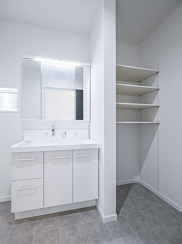 【洗面室（４号棟）】三面鏡の洗面化粧台で収納スペース！