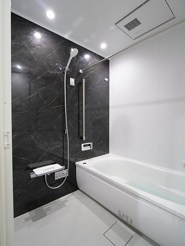 【浴室(イメージ画像)】お風呂の中でゆったりくつろぐリラックス空間。浴槽・シャワー・お手入れとこだわり抜いた多彩な機能が充実。※イメージの為実際と異なる場合があります。