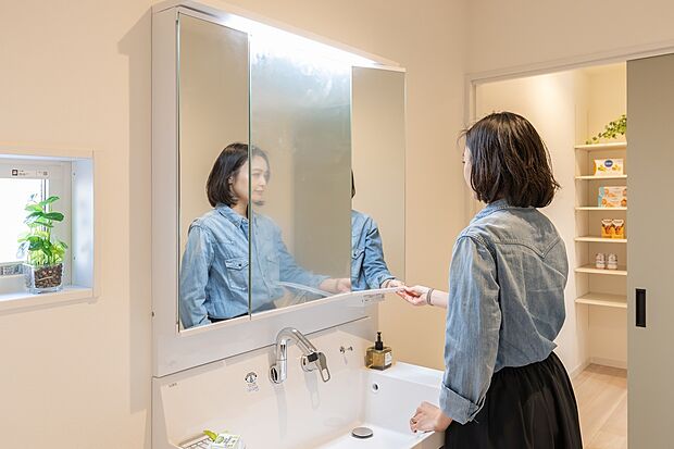 【洗面化粧台(当社施工例)】三面鏡で収納も抜群。※イメージのため実際と異なる場合があります。