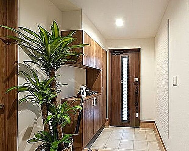 【玄関収納(当社施工例)】煩雑になりがちな玄関周りもコの字型収納でたっぷり収納できます。家族の写真などを飾って家族が早く帰りたくなるおうちに♪※イメージのため実際と異なる場合があります。