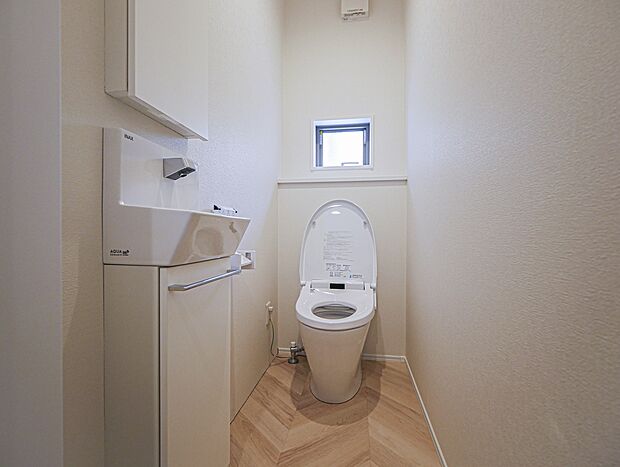 【1階トイレ(当社施工例)】トイレに近づくと自動でふたが開き、離れると閉まるオート開閉。使用後は自動で便器洗浄。毎日使うトイレだから想像以上に快適です。※イメージの為実際と異なる場合があります。