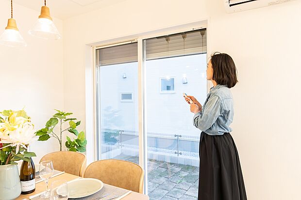 【シャッター（当社施工例）】室内からサッシを閉めたままワンタッチ操作で開閉が可能で室内の冷気や暖気を逃さず省エネにも貢献。また虫の出入りも防げるので家族も嬉しい仕様です。※イメージのため実際と異なる場合があります。