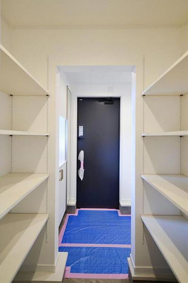 【玄関　シューズインクローク】用途に合わせて棚を調整できる、実用的なシューズインクローク。