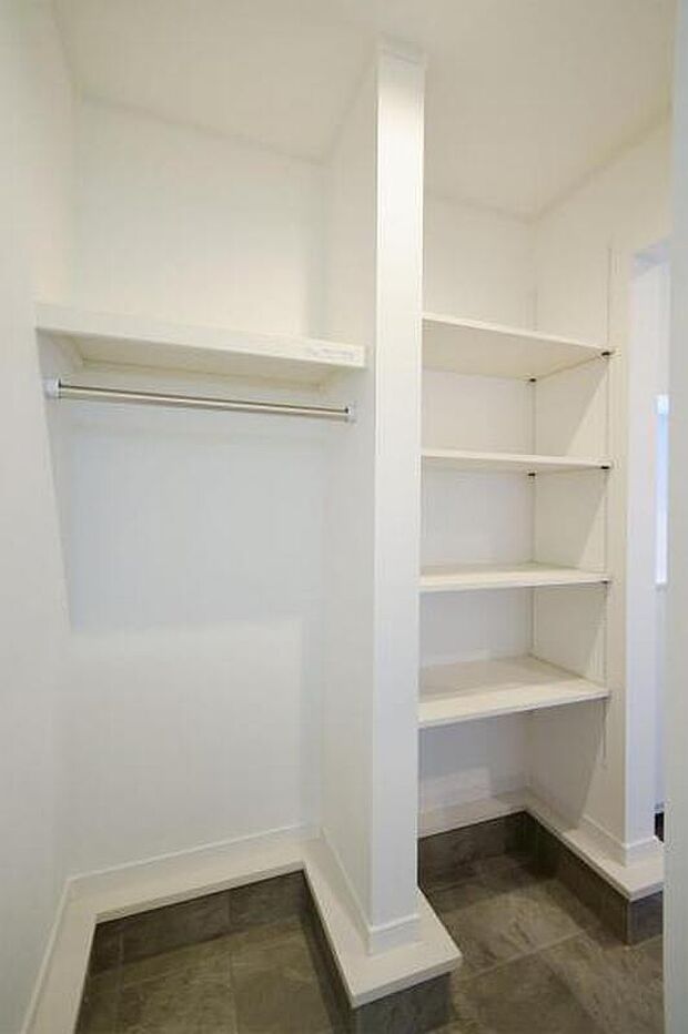 【玄関　ハンガーパイプ収納付き】アウターやバッグもすっきり収納出来る、ハンガーパイプ収納付き。
