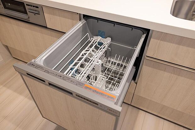 【快適設備が標準装備】食器洗乾燥機や浄水器付きでお料理の時短が叶うシステムキッチン。玄関ドアはタッチキー付きで荷物が多い帰宅時も開閉がしやすく、外壁はケイミュー外壁材で汚れに強く、お手入れ楽々です。