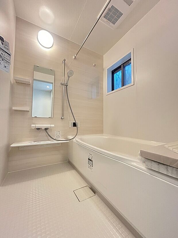 【【1階浴室】】足を伸ばしてリラックスできる浴槽を備え、上部には直接風や光を採りこむ窓も。浴室暖房乾燥機付きのため、寒い季節は浴室内を暖めてから入浴したり、天候が不安定な季節は洗濯物を乾かすスペースとしても◎