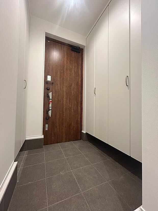 【【1階玄関】】壁一面に天井までの大容量SCL付き。玄関タイルのお手入れがしやすく、可動棚だけえなく床面まで使える吊戸式です。ご家族皆様の靴をはじめ、お子様の外遊びのおもちゃの保管場所などに。