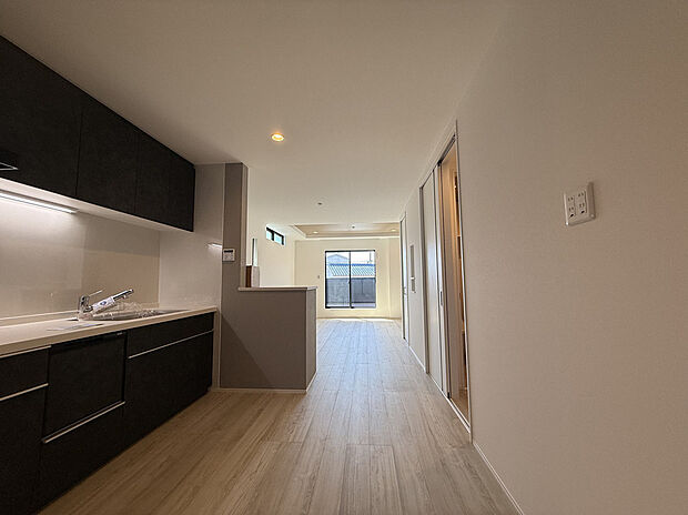 【【2階キッチン】】ダイニングとの繋がりを感じつつ、お料理に集中できる壁付けキッチン。3口コンロで効率よく調理が捗り、洗い物は食器洗乾燥機でラクラク。水栓は浄水器付で、安心してお料理に使っていただけます