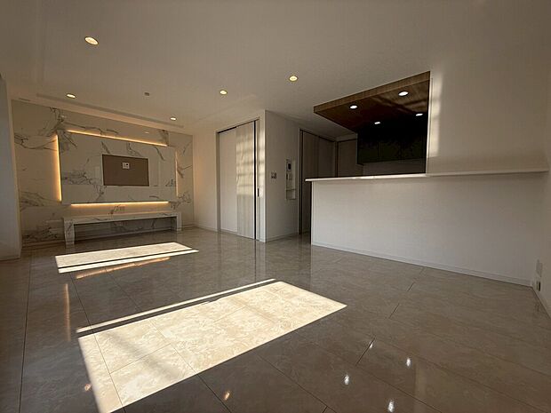 【【2階約18.1帖LDK/2号地】】キッチン上部の木目調のポップアップ天井があたたかみを添え、ダウンライトがアクセントに。カフェの様にオシャレな印象です。コンロ前は壁を設け、ダイニングへの油跳ねを防ぎます。