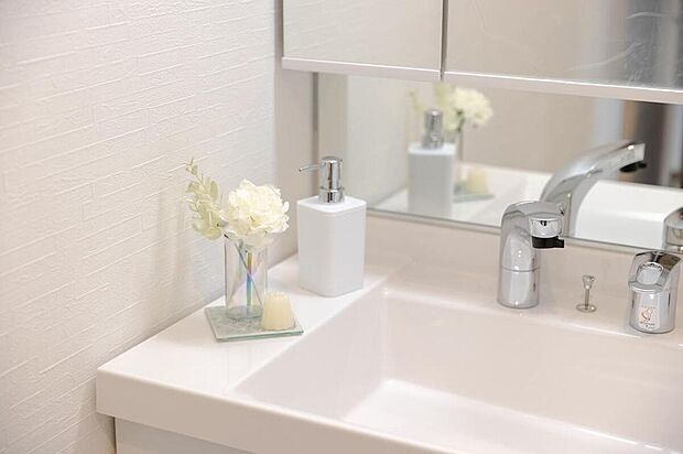 【【洗面台】】洗面ボウルはつなぎ目のない一体成型形なので、汚れにくくお掃除も簡単です。新てまなし排水口やエコハンドルを備えた、ご家族皆様が毎日気持ちよく過ごせるキレイさと使いやすさを究めた洗面化粧台です。