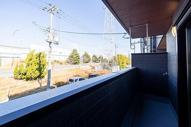 【【バルコニー/当社施工例】】2階、3階バルコニーはどちらも明るい南向き!採光を確保しやすい横長形状で、洗濯物や布団をたくさん干すことができます。/建物価格2340万、建物面積117.44m2、4LDK