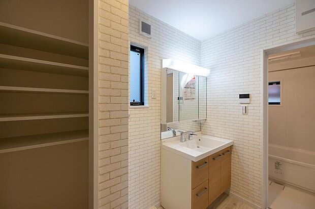 【【2階洗面脱衣室/当社施工例】】全居室だけでなく、洗面脱衣室やホールなど、細やかに収納を配置。サニタリーはリネン類や洗濯洗剤の予備などの保管に便利です。/建物価格2340万、建物面積117.44m2、4LDK