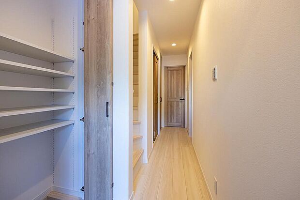 【【1階玄関/当社施工例】】玄関ドアはタッチキーで、荷物の多い日の施開錠がスムーズ。玄関には天井までの大容量SCLを備え、ご家族皆様の靴が収まります。/建物価格2340万、建物面積117.44m2、4LDK