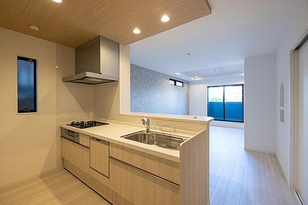 【【2階キッチン/当社施工例】】キッチンはリビングやダイニングのご家族とコミュニケーションをとりやすい対面式。コンロ前は壁を設けることで、換気効率UP!/建物価格2340万、建物面積117.44m2、4LDK