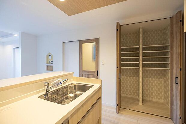 【【2階キッチン/当社施工例】】シンク近くにパントリーを設けました。調理中も出し入れしやすく、食品や調理家電などの保管に。キッチンスペースが広く使えます。/建物価格2340万、建物面積117.44m2、4LDK