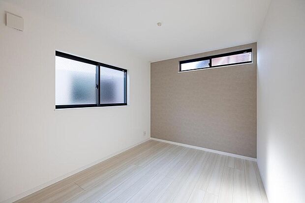 【【3階洋室/当社施工例】】3階に3洋室、1階に1洋室があり、すべて6帖超×収納付き!プライベートな時間も伸びやかにお過ごしいただけます。/建物価格2340万、建物面積117.44m2、4LDK