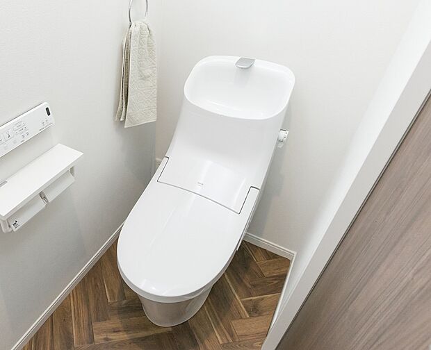 【【トイレ】】・新品のツルツルが100年続く100年クリーンや、フチレス形状でお手入れラクラクです。
・パワーストリーム洗浄で、強力な水流が便器鉢内のすみずみまで周り、少ない水でもしっかり汚れを洗い流し日々のお掃除の時間も短縮できます。/A号地