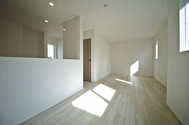 開放感のある2階リビングは陽当たり良好、道路からの目線も気にならずプライバシーも守られます