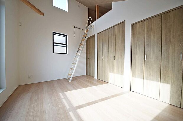 バルコニーに面した明るい居室、勾配天井で開放感良好!