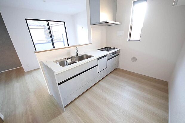 食事の後片付けがスムーズになる食洗機付きの対面キッチン